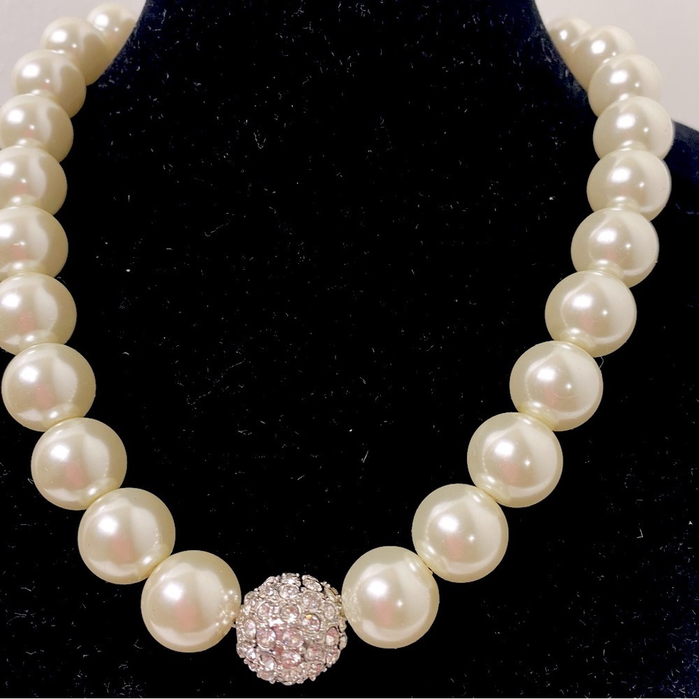 Single Strand Faux Pearls Fashion Necklace with Faux Diamond Round Ball Pendant.